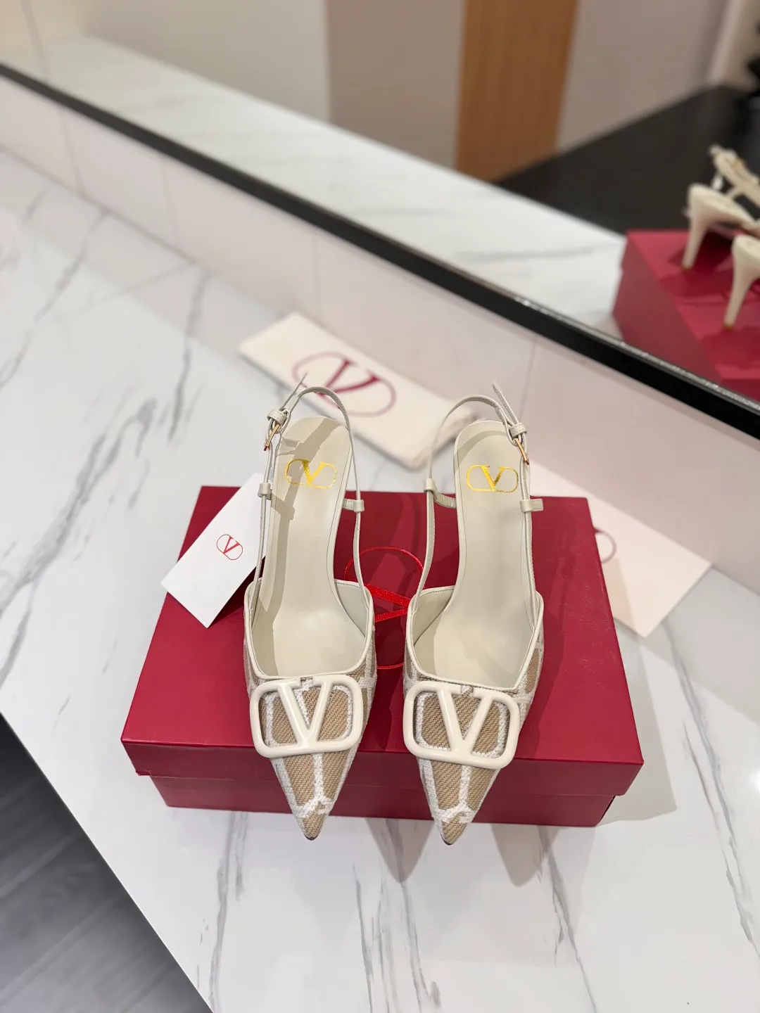 💕💕Factory direct selling price p520💕💕 Valentino VALENTINO's latest Valentino GaravaniV logo sling-back high heels with VLogo Signature decoration - Platinum tone VLogoSignature decoration ♡Elegant style, creating a different feeling! ♡It is an indispensable shoe in your shoe cabinet! ♡Simple temperament style, the highest version on the market♡ ◆ Material: Woolen cloth material◆ ◆ Lining and feet: imported goatskin◆ ◆ Outsole: Italian genuine leather outsole ◆ ◆ Heel height: ❽𝙘𝙢 ◆ ♡ show bdetails ♡ ———————————— ◢size. |35-39 (34.40 41 42 customized)◣